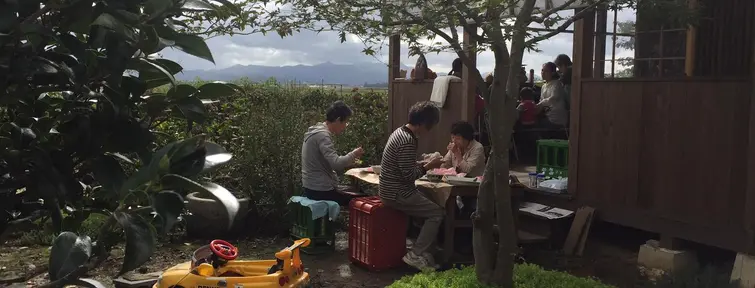 Les tables à l'extérieur à la ferme auberge Naa. Les tables à l'extérieur à la ferme auberge Naa.