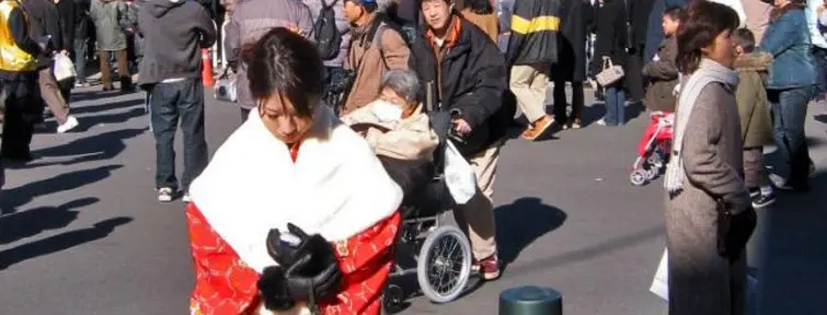 Una mujer vestida con kimono frente al templo Senso-ji en Asakusa, un primero de enero.