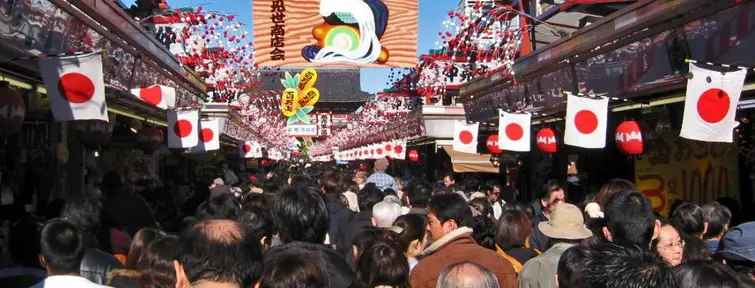 Foule dans l'allée menant au temple Senso-ji à Tokyo le 1er janvier.  Foule dans l'allée menant au temple Senso-ji à Tokyo le 1er janvier.