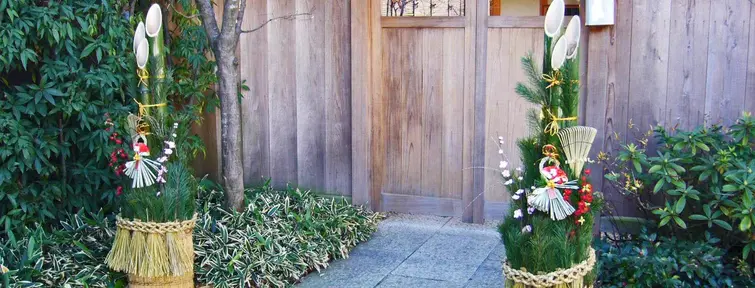 Kadomatsu, la decoración que se pone en las entradas, hecha de pino y bambú.