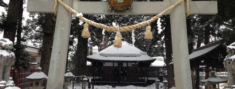 Le sanctuaire Shirayama Jinja recouvert d'un manteau de neige, près de quartier historique de Takayama