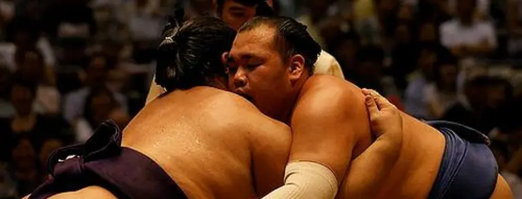 Combate de sumo en el gimnasio de Nagoya