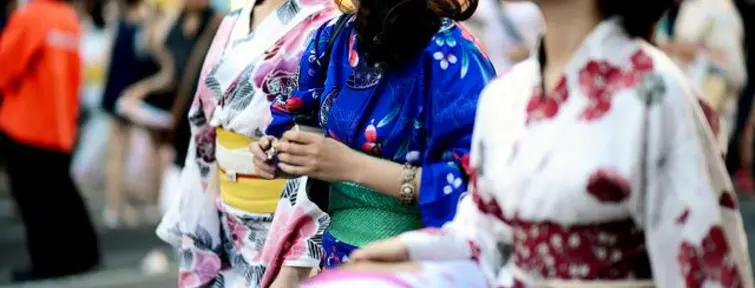 Jeunes Japonaises en yukata lors d'un festival traditionnel, matsuri