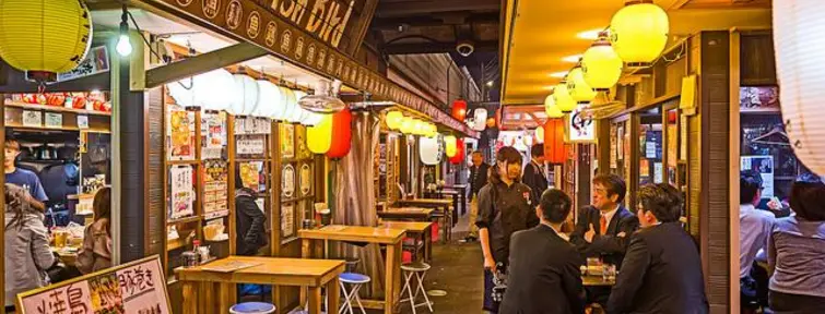 Une rue animée d'izakaya
