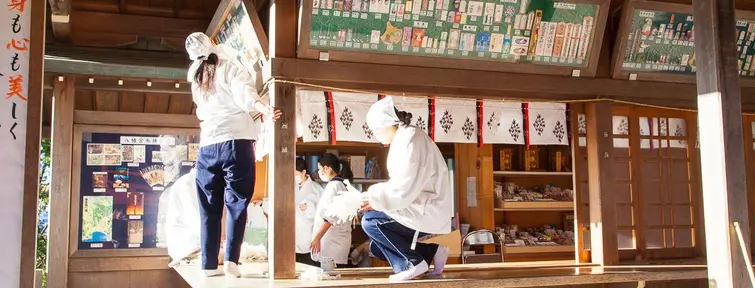 Le grand nettoyage au sanctuaire Hachiman-gu de Kamakura. Le grand nettoyage au sanctuaire Hachiman-gu de Kamakura.