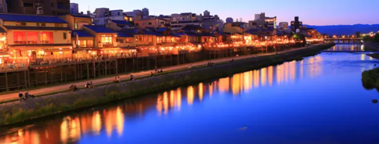 Les terrasses (kawayuka) de la rivière Kamogawa, à Kyoto, un soir d'été