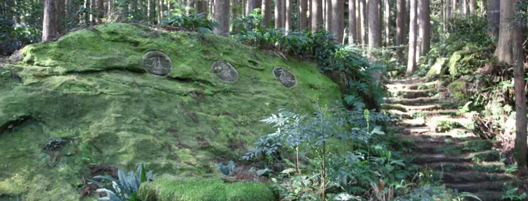 Représentation des divinités le long des chemins de Kumano Kodo