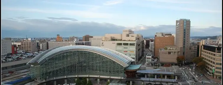 La gare de Kanazawa vue de l'extérieur