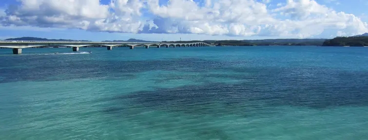Le pont de Kouri, reliant l'île principale d'Okinawa à Kouri.