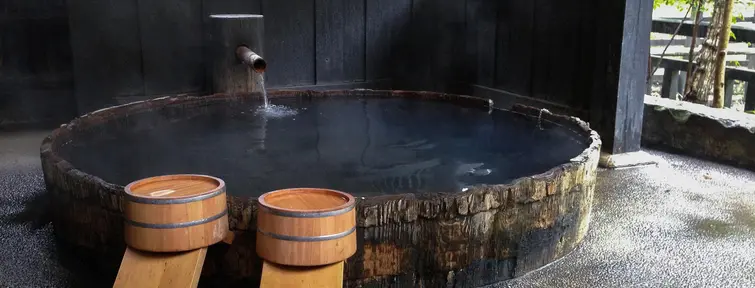 Bain japonais en extérieur (rotenburo)