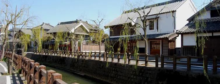 Les belles maisons traditionnelles le long de la rivière Ono
