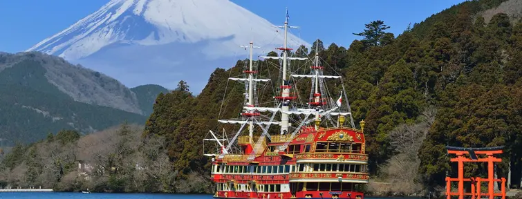 Lac Ashi avec son bateau pirate et le mont Fuji  Lac Ashi avec son bateau pirate et le mont Fuji