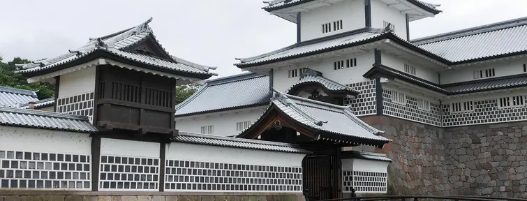 Schloss Kanazawa, vor dem Garten Kenroku-en Schloss Kanazawa, vor dem Garten Kenroku-en