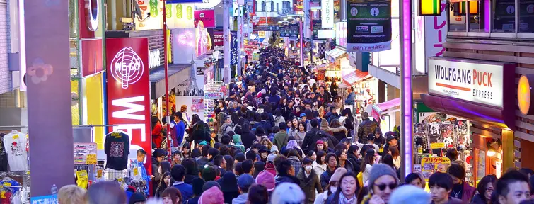 La ruelle piétonne Takeshita-dori dans le quartier de Harajuku