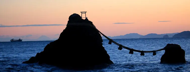 Meoto-iwa_et le mont Fuji au loin