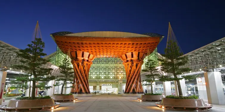 Le torii moderne de la gare de Kanazawa.