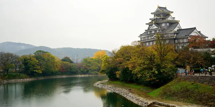 El castillo de Okayama en la orilla del río Asahi
