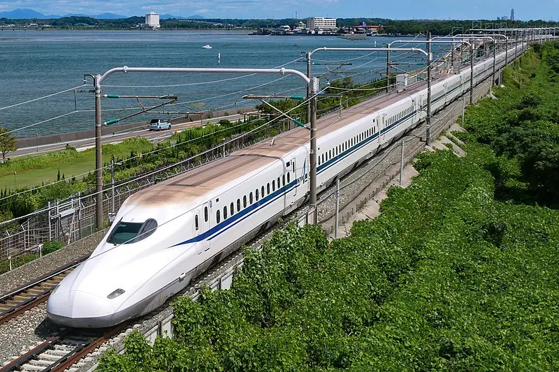Shinkansen Nozomi circulant en extérieur Shinkansen Nozomi circulant en extérieur