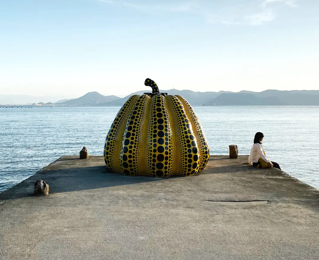 Sculpture en potiron de Yayoi Kusama dans Naoshima