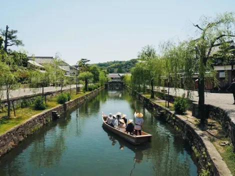 The town of Kurashiki is lined with canals and picturesque streets: a romantic city worth a visit!